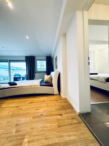 Ένα ή περισσότερα κρεβάτια σε δωμάτιο στο Amazing 2BR Apt, 16-Mins to Blumengärten