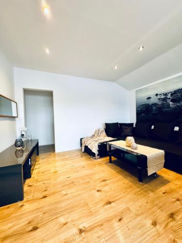 Μια τηλεόραση ή/και κέντρο ψυχαγωγίας στο Amazing 2BR Apt, 16-Mins to Blumengärten