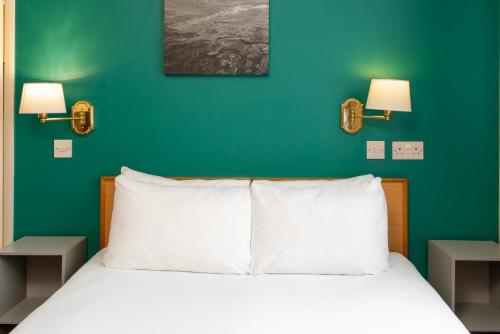 Una cama o camas en una habitación de Old Grey Mare Inn by Greene King Inns