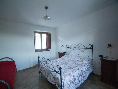 ein Schlafzimmer mit einem Bett und einem Fenster in der Unterkunft Escape with Pool & WiFi in Carpegna