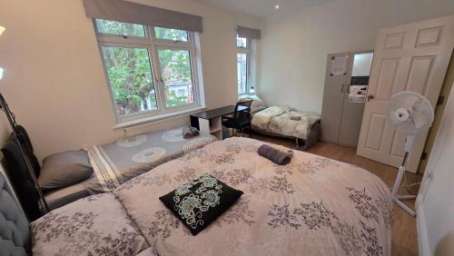 Ένα ή περισσότερα κρεβάτια σε δωμάτιο στο Comfy Fenia Stay