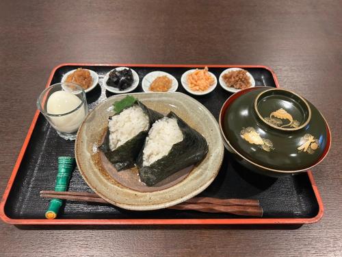 田辺市にあるSamsara Inn 今だけオープン特別価格の寿司と箸が載ったトレイ