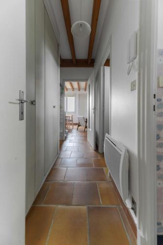 a hallway with a tile floor and white walls at Le Berylune - Maison 2 chambres - Campagne in Abrest