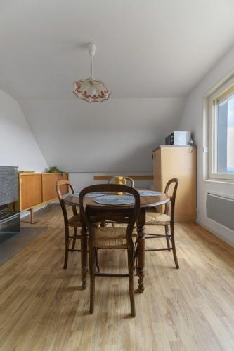 a dining room with a table and chairs at Le Berylune - Maison 2 chambres - Campagne in Abrest