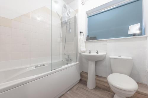 Ένα μπάνιο στο Simple Comforts - 2BR Flat with Free Parking in Newcastle-under-Lyme