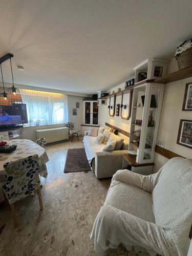 Una sala de estar con dos sofás y una mesa. en Charming 2 Bedroom House with Cozy Attic in Scenic Ferschweiler Perfect for Families!, en Ferschweiler