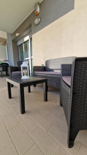 a waiting room with a table and chairs at Adriano Park View in Crescenzago