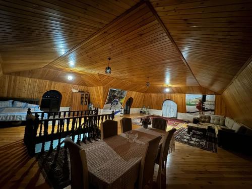 Un comedor con una mesa y un sofá. en Villa Goradil, en Mekhrably