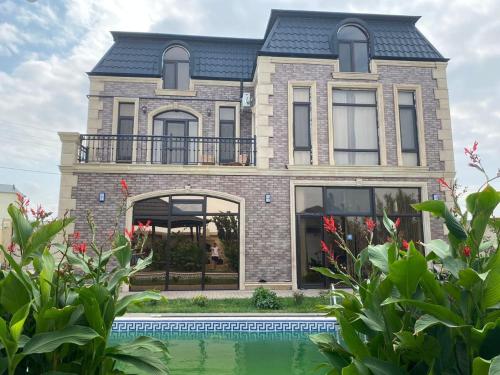 una casa con piscina delante en Villa Goradil, en Mekhrably