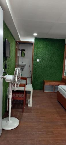 Una televisión o centro de entretenimiento en HAZRATH INN