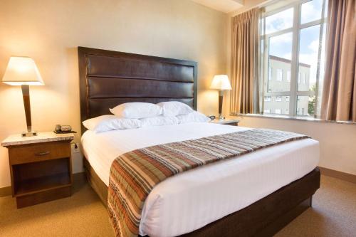 Łóżko lub łóżka w pokoju w obiekcie Drury Plaza Hotel in Santa Fe