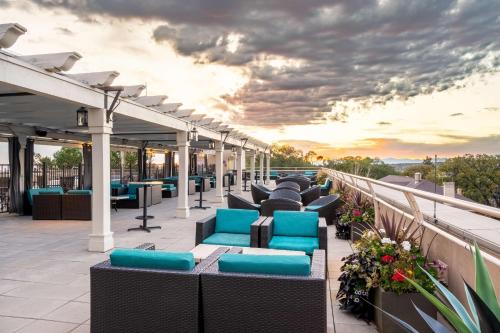 Balkon lub taras w obiekcie Drury Plaza Hotel in Santa Fe