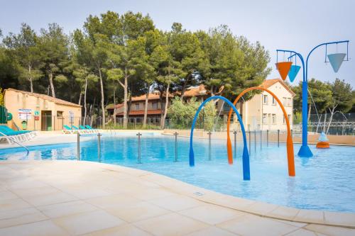 Басейн в или близо до Camping Les Dauphins
