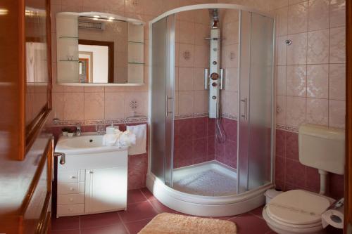 Ένα μπάνιο στο Luxury Rooms Duje