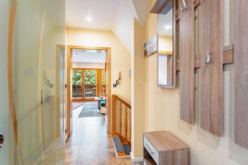 a hallway with a wooden bench in a house at Fewo Lütt Stuv in Fockbek