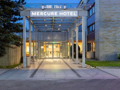 a building with a sign that reads temperature hotel at Mercure Karpacz Skalny in Karpacz