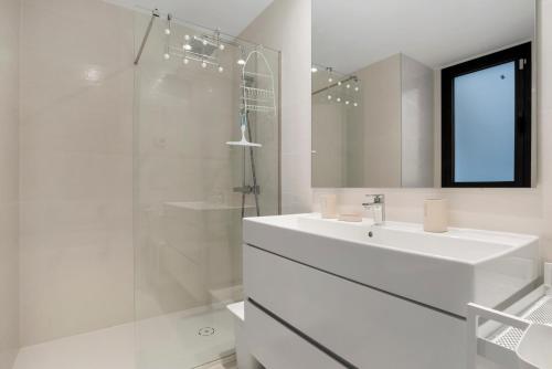 New Luxury Apt 2BR Sea Views Pool