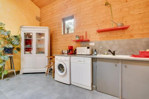 a kitchen with a washing machine and a sink at Gite Fil Rouge in Saint-Pierre-dʼAurillac