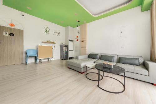 a living room with a couch and a table at Bo Ya Homestay in Xiaoliuqiu