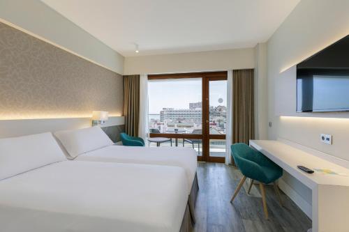 a hotel room with a bed and a desk at Sol Torremolinos - Don Pablo in Torremolinos