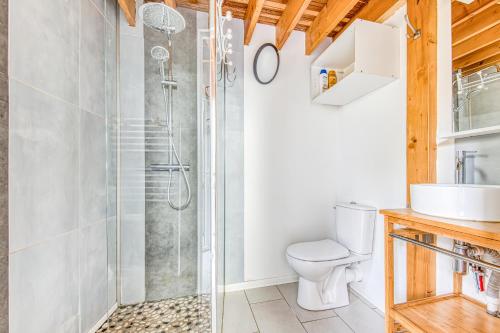 a bathroom with a shower and a toilet at La Grange Aux Arbres - Gite Hetre in Baron
