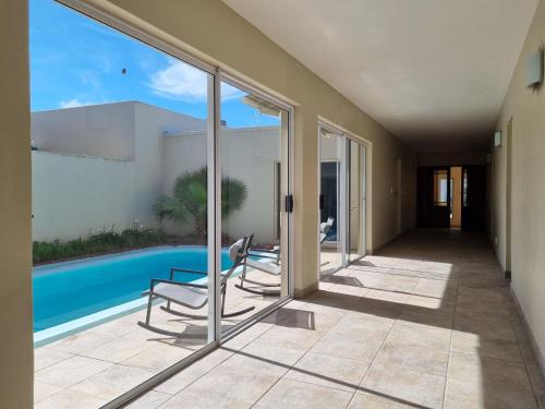 Πισίνα στο ή κοντά στο Paradise Tide - 4 Bedroom Beachfront home with Private Pool