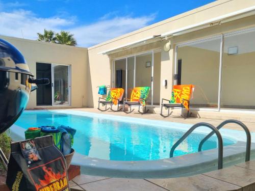 Πισίνα στο ή κοντά στο Paradise Tide - 4 Bedroom Beachfront home with Private Pool
