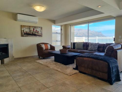 Χώρος καθιστικού στο Paradise Tide - 4 Bedroom Beachfront home with Private Pool