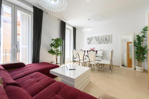 Apartamento de 2 Dormitorios a Pasos de Gran Vía Vive en el Corazón de Madrid DIN133B