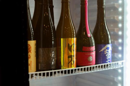 un grupo de botellas de vino en una nevera en ENT TERRACE GINZA Premium, en Tokio