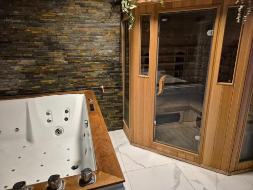 eine Badewanne in einem Raum mit Fenster in der Unterkunft Appartement Spa et Sauna privatif - Terrasse in Carcassone
