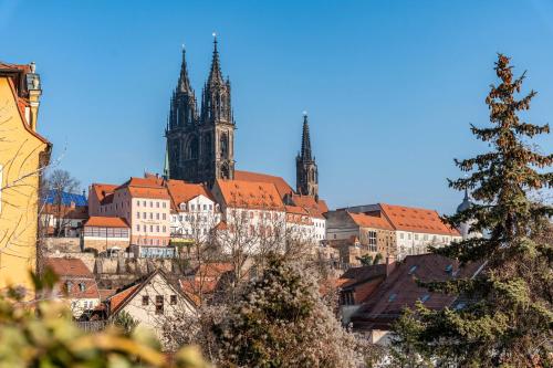 a view of a city with buildings and a church at Fewo mit Terrasse Moritzburg in Moritzburg