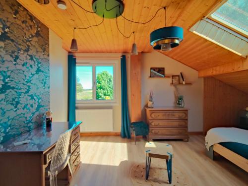 Katil atau katil-katil dalam bilik di Gite Ô 4 Vents 10 pers avec sauna