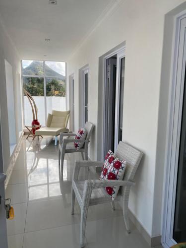 a living room with chairs and a table at Bed and Breakfast Villa Livadia in Cape Town