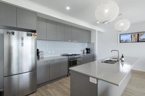 Η κουζίνα ή μικρή κουζίνα στο No 1 Marine Cove - Lake Views