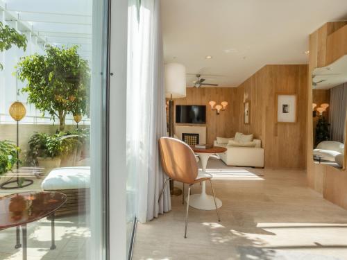 a living room with a table and a dining room at Browns Avenue Hotel in Lisbon