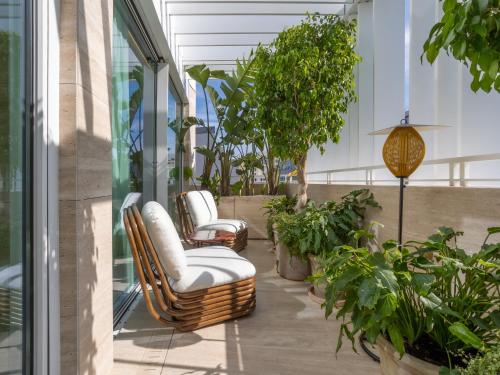 Browns Avenue Hotel — Balcony/Terrace