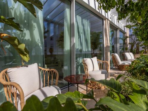 Browns Avenue Hotel — Balcony/Terrace