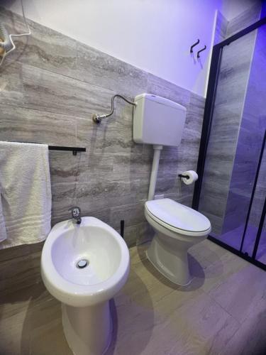 a bathroom with a toilet and a sink at the lighthouse accommodation in Taranto