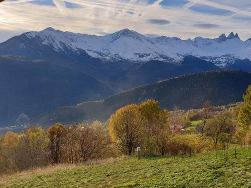 a mountain range with snow capped mountains in the distance at Apartement dans chalet a Jarrier in Jarrier