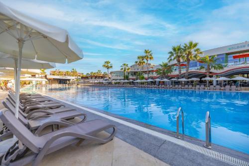 Bazén v ubytování VONRESORT Golden Coast & Aqua - Kids Concept-Ultra All Inclusive nebo v jeho okolí