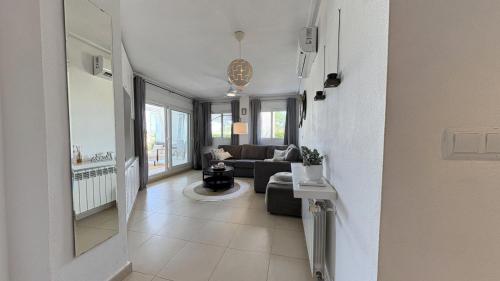 ein Wohnzimmer mit Sofa und Tisch in der Unterkunft Casa Hauchart - A Murcia Holiday Rentals Property in Roldán