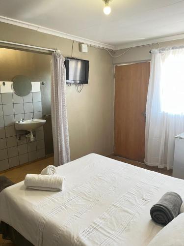 Ένα ή περισσότερα κρεβάτια σε δωμάτιο στο Satoka Guest House