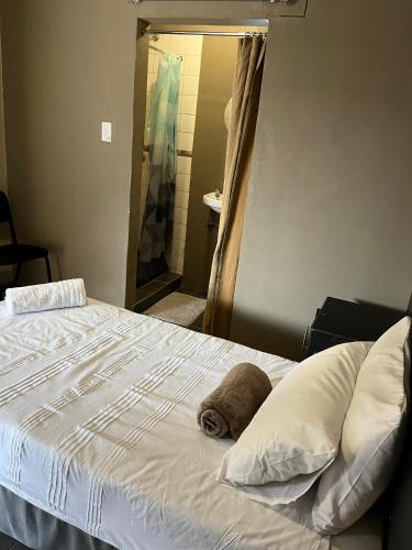 Ένα ή περισσότερα κρεβάτια σε δωμάτιο στο Satoka Guest House