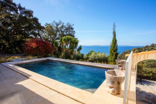 une piscine dans l'arrière-cour d'une maison dans l'établissement Vue sur les Iles d'or, à Cavalaire-sur-Mer