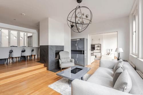 ライプツィヒにある10-12 Personen - Luxus Penthouse Leipzig Zentrum - Thomaskircheのソファとテーブルのあるリビングルーム