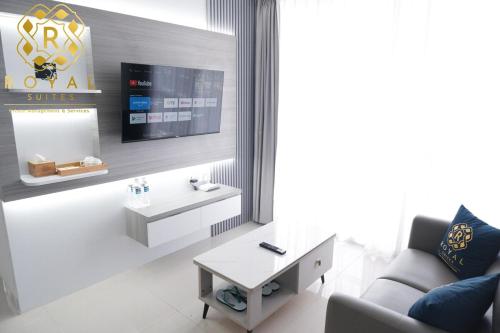 un soggiorno con lavandino e divano di Royal Suites 2BR at Kalani Tower - Nuvasa Bay a Pulau Nongsa