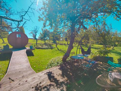 Taman di luar Gite Ô 4 Vents 10 pers avec sauna