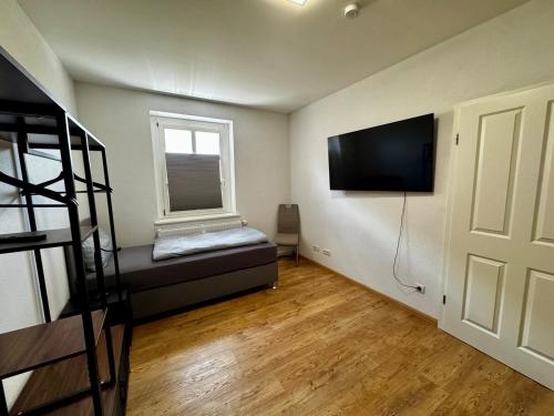 a room with a bunk bed and a flat screen tv at modernes Apartment mit 2 Schlafzimmer für Monteure und Gäste in Merseburg