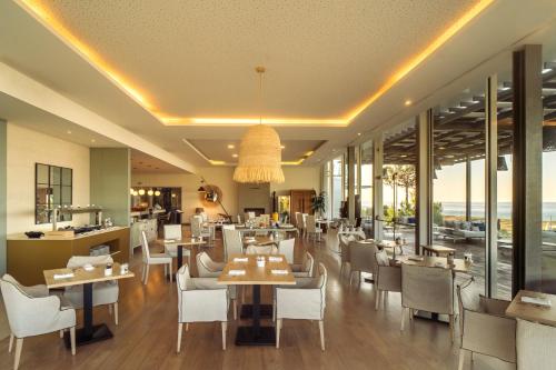 Un restaurante o sitio para comer en Palmares Beach House Hotel - Adults Friendly